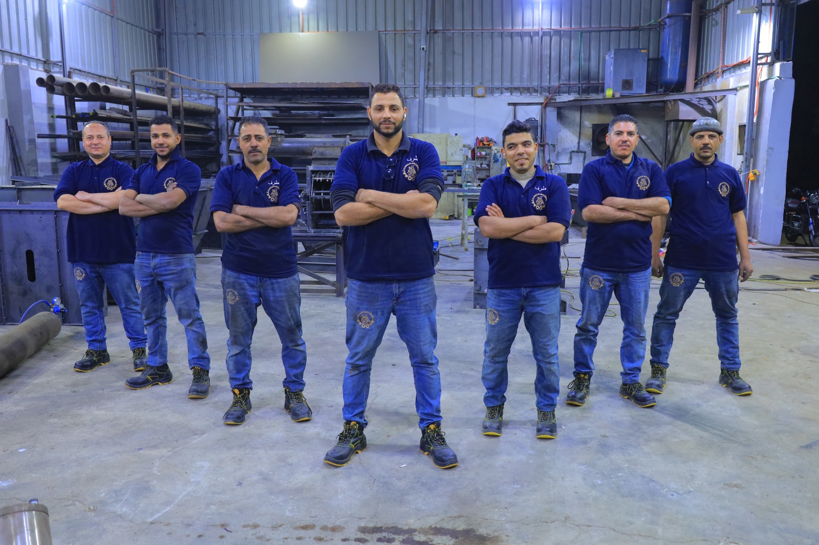 فريق مصنع الأدهم داخل المصنع