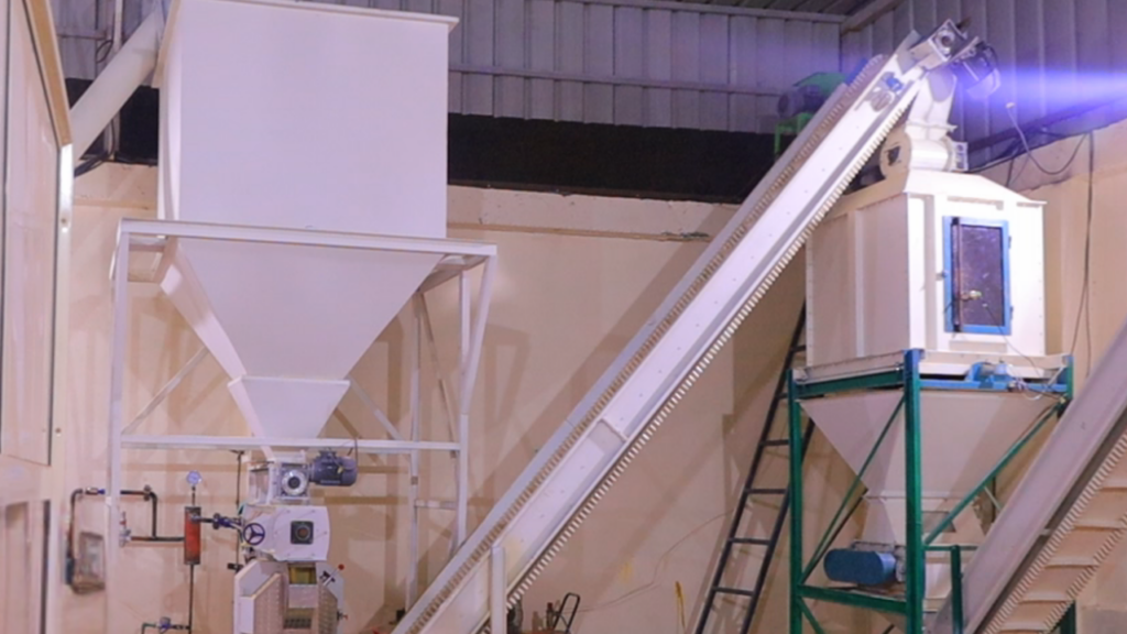 Conveyor belt from the pellet mill to the cooler